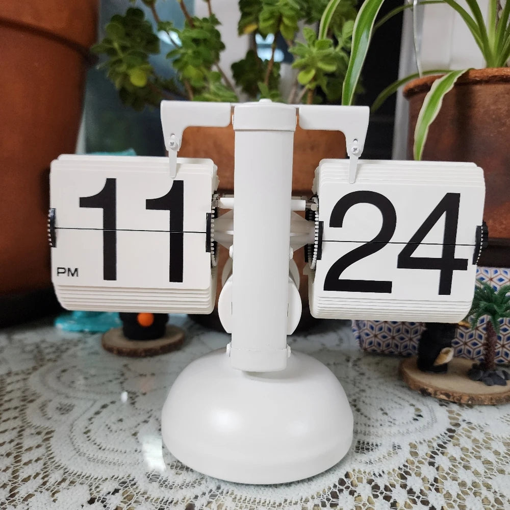 Table clock with automatic page turner - Modern decor with a touch of technology